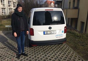 Mitarbeiterin Franka Martin mit dem neuen VW Caddy für die mobile Jugendarbeit.