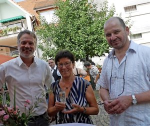 Diakonie-Geschäftsführer Tobias Münscher-Paulig, Brigitte Gottwald, die einstige Leiterin, und Rainer Lenz, der heutige Leiter des Pflegeheims (von links), feiern das Jubiläum.
